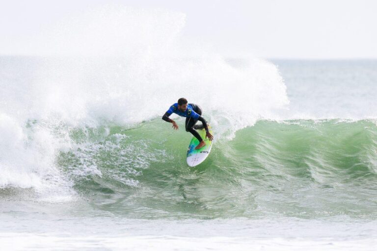 Brasil brilha no New Zealand Pro 2026: Quatro surfistas avançam para as quartas de final