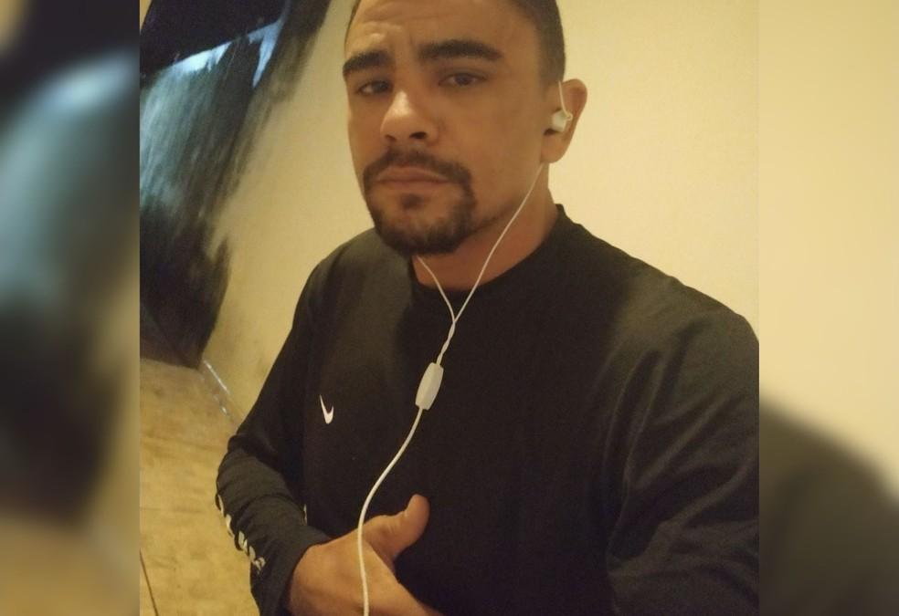 Uenis Dias Campos, de 32 anos, morreu no local após ser atingido por caminhão-caçamba da empresa onde trabalhava