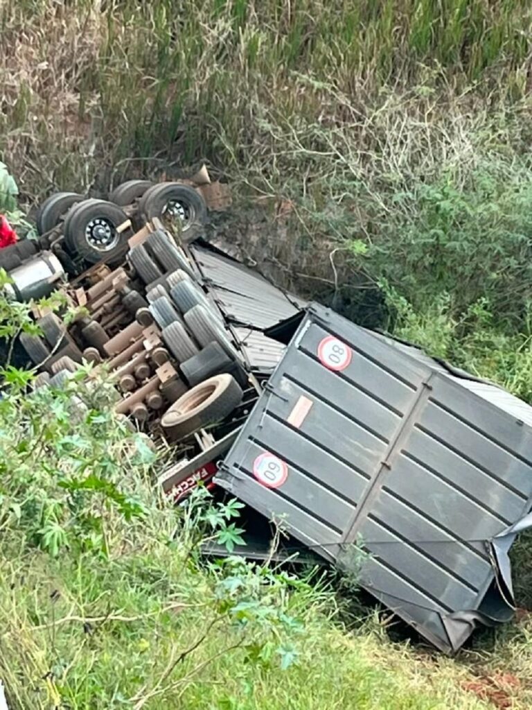 Tragédia na BR-040: Carreta despenca de 35 metros e motorista morre em Santos Dumont