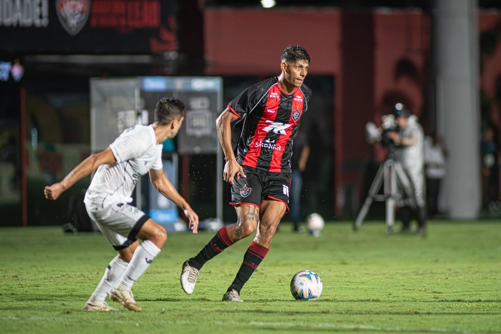 Zé Vitor durante a partida entre Vitória e Ceará
