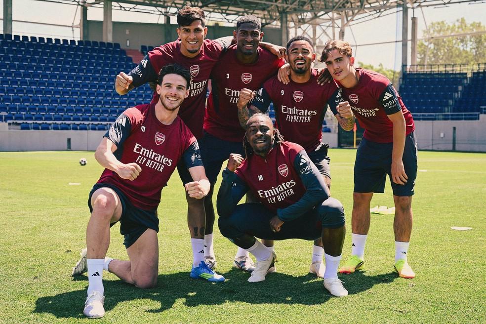 Jogadores do Arsenal após o treino de véspera da final da Champions League