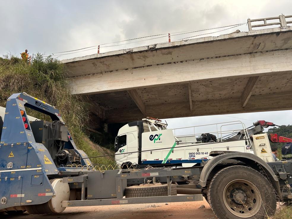 Carreta bateu em guarda-corpo e caiu de viaduto na BR-040, em Santos Dumont