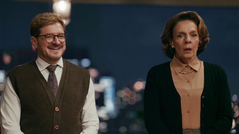 Apenas Diná parece não gostar muito da novidade em Quem Ama Cuida