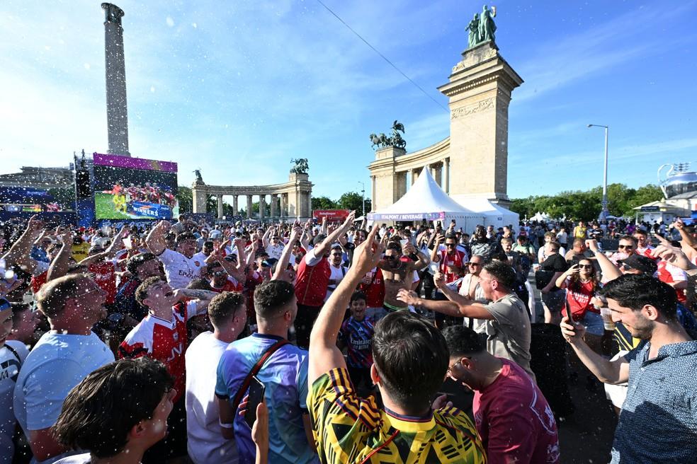 Torcedores do Arsenal chegam em Budapeste para a final da Champions League 2026