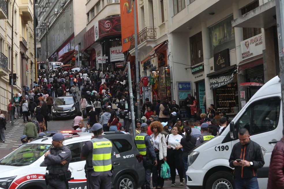 Policiais na Ladeira Porto Geral, que dá acesso à Rua 25 de Março, após tiroteio na estação São Bento do metrô