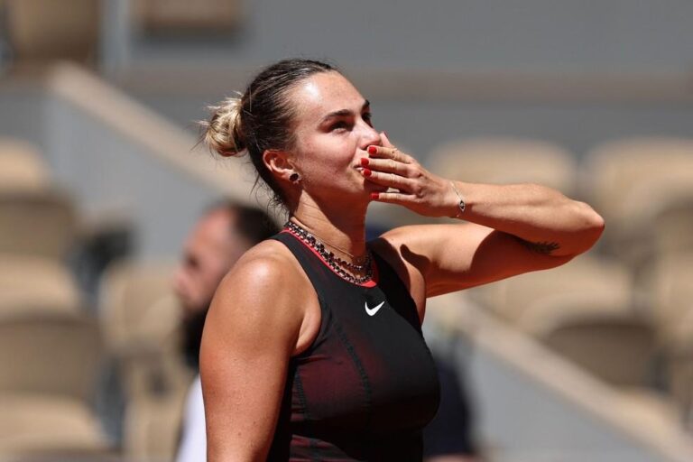 Aryna Sabalenka vence na estreia de Roland Garros e conquista torcida brasileira