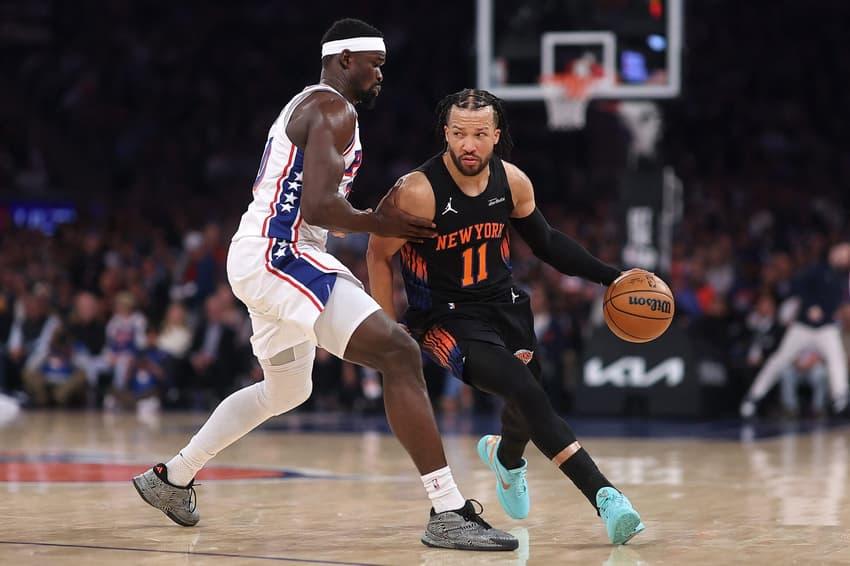 Jalen Brunson do New York Knicks conduz a bola contra Adem Bona do Philadelphia 76ers