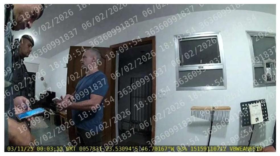 Câmera corporal de PMs mostra defensor público Renato De Vitto conversando com agentes que foram à casa dele atender ocorrência que envolveu a morte da influencer conhecida como 'Barbie Humana'
