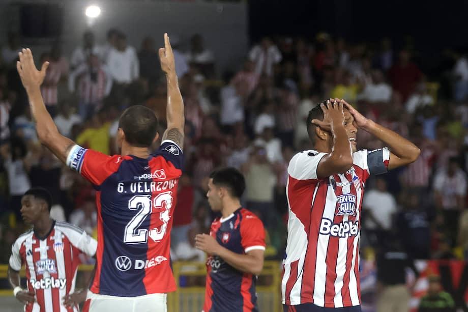 Carlos Bacca lamenta após falha no jogo entre Junior e Cerro Porteño na Copa Libertadores.