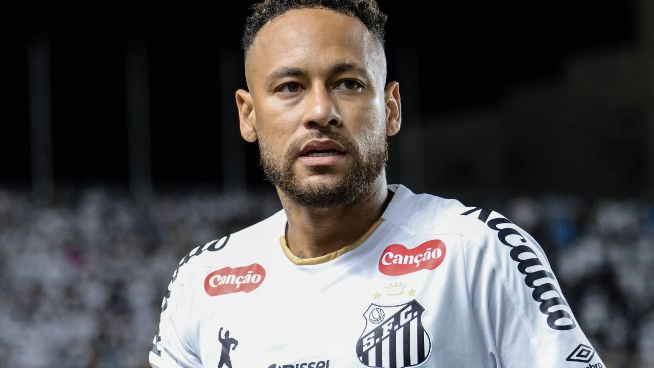 Neymar em jogo na Vila Belmiro.