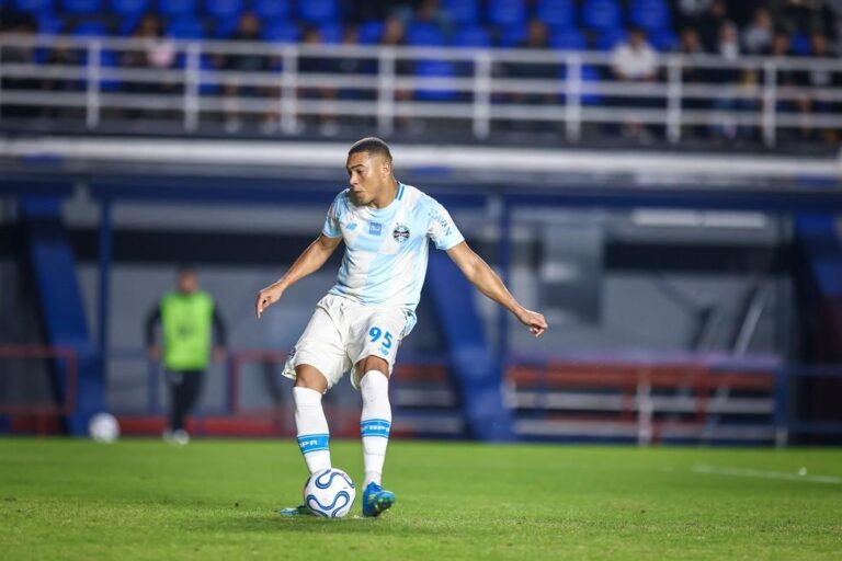 Grêmio goleia Deportivo Riestra e assume liderança na Sul-Americana
