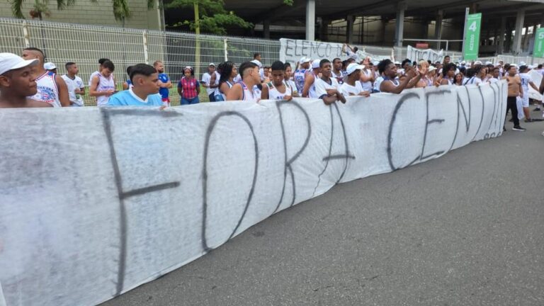 Protesto da Torcida do Bahia Por Demissão de Rogério Ceni Antes de Jogo Contra o Grêmio