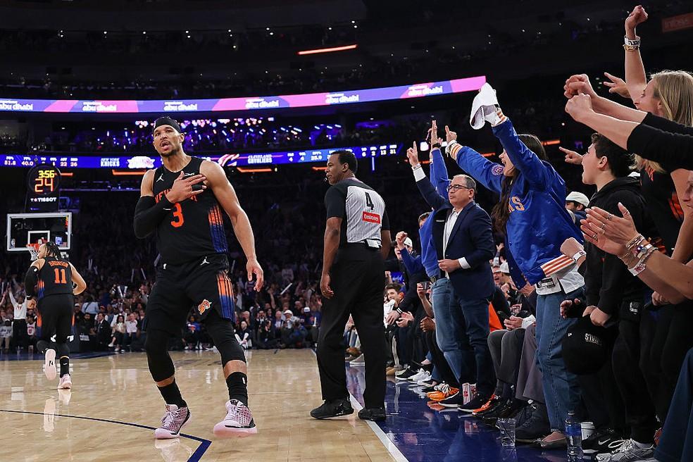 Josh Hart comemora após marcar uma cesta contra o Cleveland Cavaliers durante o terceiro quarto do Jogo 2 das Finais da Conferência Leste da NBA