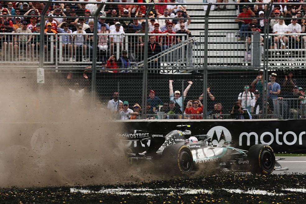 Andra Kimi Antonelli escapa da pista após dividida com George Russell na sprint do GP do Canadá da F1 2026