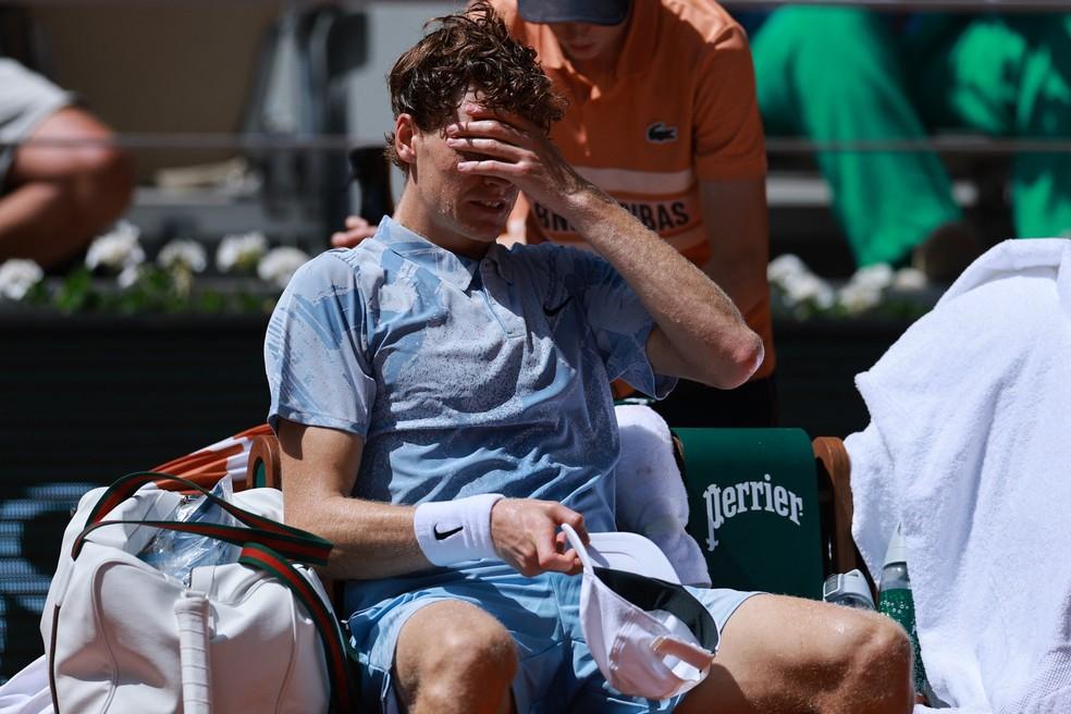 Sinner fica exausto em partida contra Cerundolo em Roland Garros