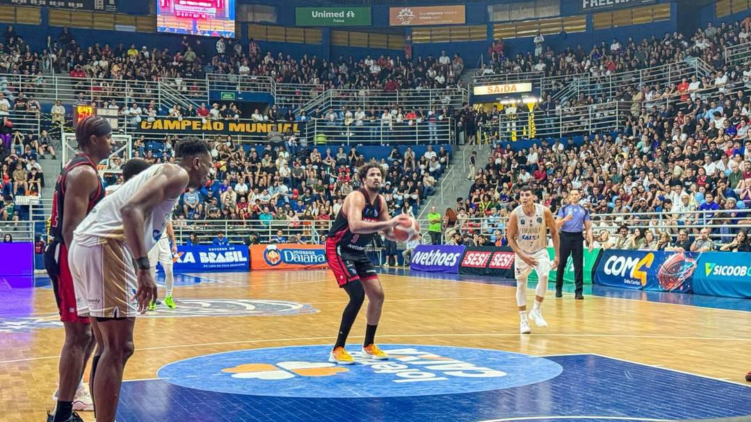 Lucas Dias em ação pelo Franca contra o Brasília no NBB 2025/2026 - semifinal - jogo 5