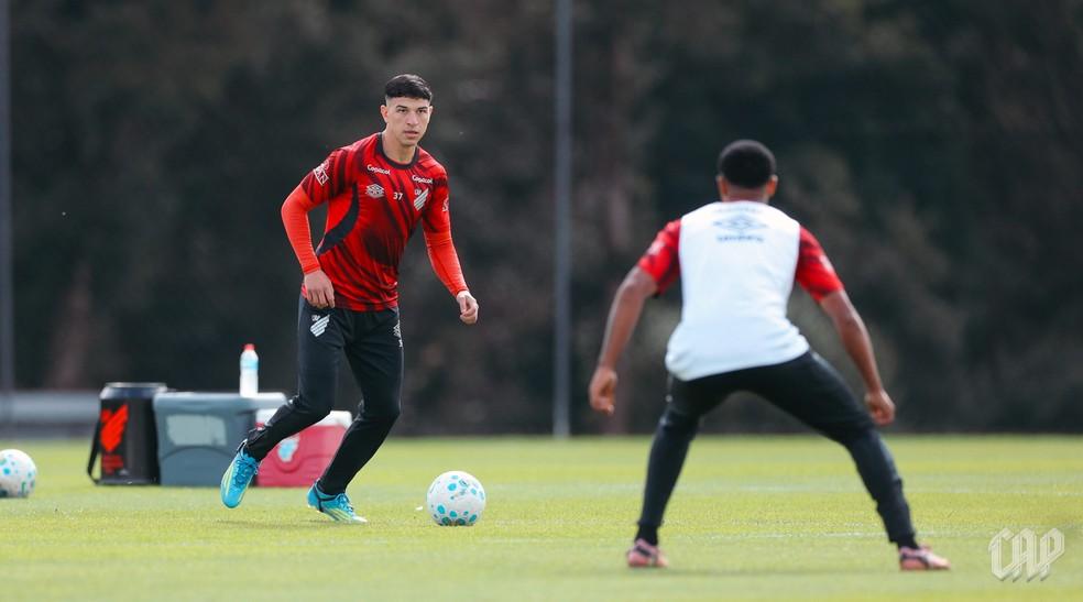 Esquivel em treino do Athletico