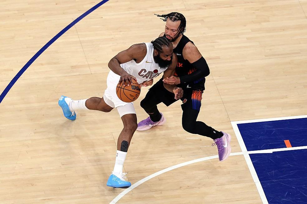 James Harden, camisa 1 do Cleveland Cavaliers, avança com a bola contra Jalen Brunson, camisa 11 do New York Knicks