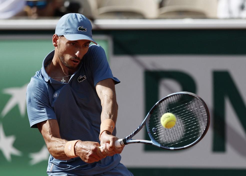 Pavlovic em jogo contra João Fonseca, na estreia em Roland Garros