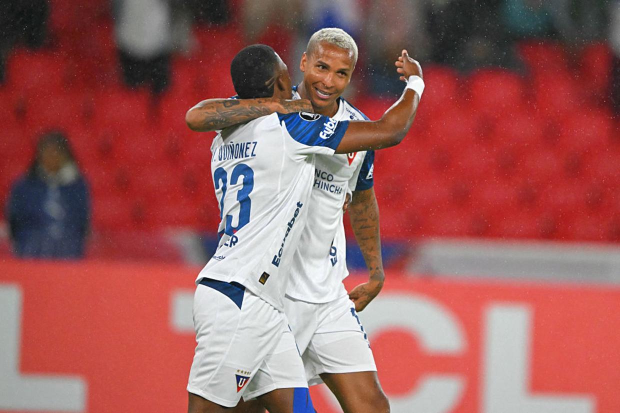 Quinonez comemorando gol com o brasileiro ex-Palmeiras Deyverson na vitória do time equatoriano sobre o Mirassol, pela Libertadores.