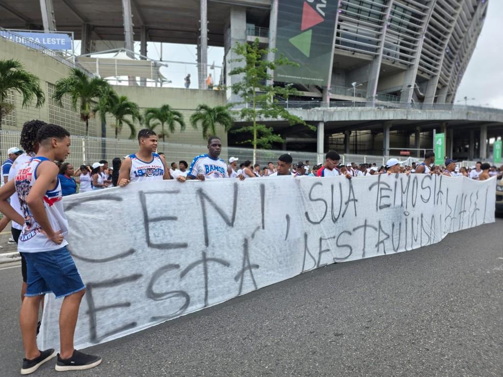 Torcedores exibem faixa com críticas a Rogério Ceni em protesto