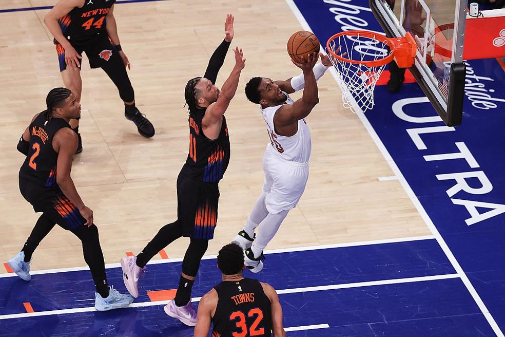 Donovan Mitchell, número 45 do Cleveland Cavaliers, tenta uma bandeja sobre Jalen Brunson, número 11 do New York Knicks durante o terceiro quarto do Jogo 2 das Finais da Conferência Leste da NBA