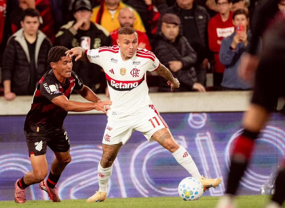 Everton Cebolinha sentiu dores na partida contra o Athletico-PR