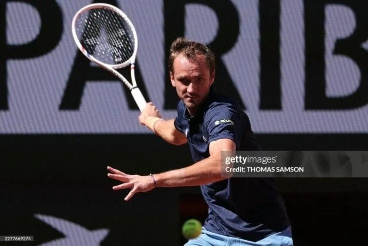 Daniil Medvedev Enfrenta Desafios Inesperados na Primeira Rodada de Roland Garros