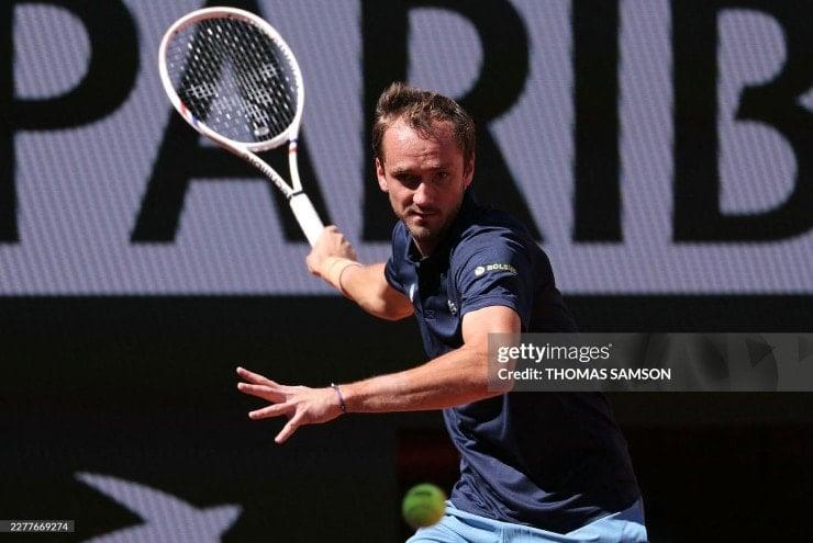 Daniil Medvedev Enfrenta Desafios Inesperados na Primeira Rodada de Roland Garros