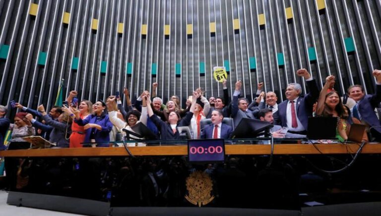 Fim da Escala 6×1: Deputados Aprovam Redução da Jornada Semanal e Aumento de Folgas