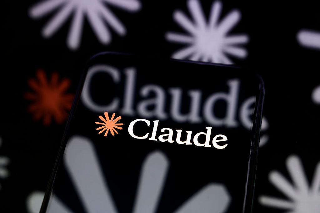 Logo do Claude em um smartphone