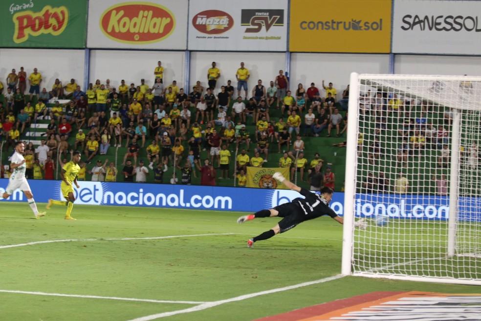 Momento do golaço de Gabriel, na vitória do Mirassol sobre a Chapecoense