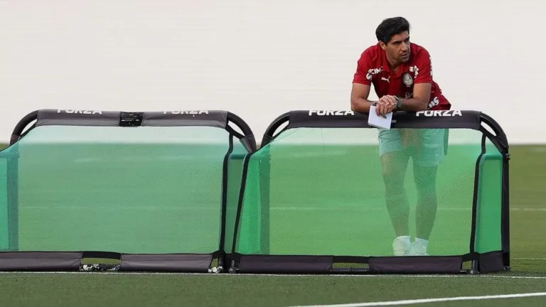 Abel Ferreira Retorna ao Palmeiras Após Suspensão e Duelo Contra o Cruzeiro