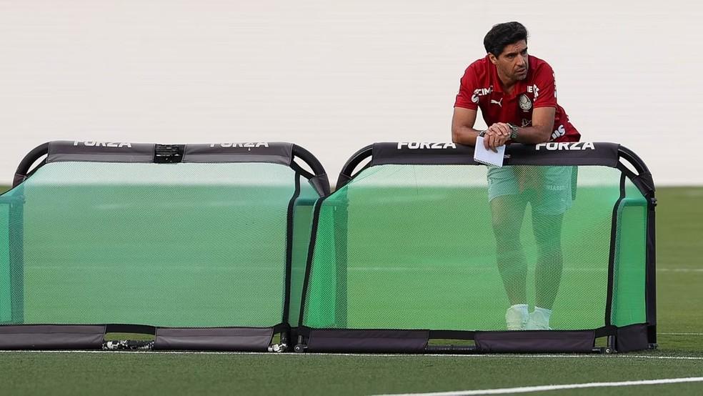 Abel Ferreira durante treino do Palmeiras na Academia de Futebol.