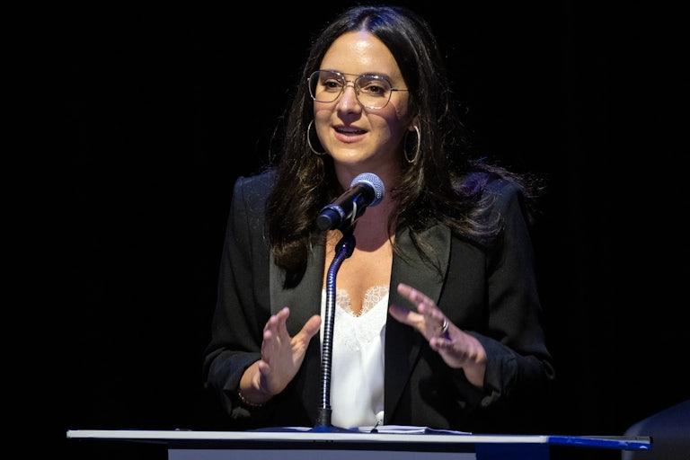 Bari Weiss fala em um pódio.