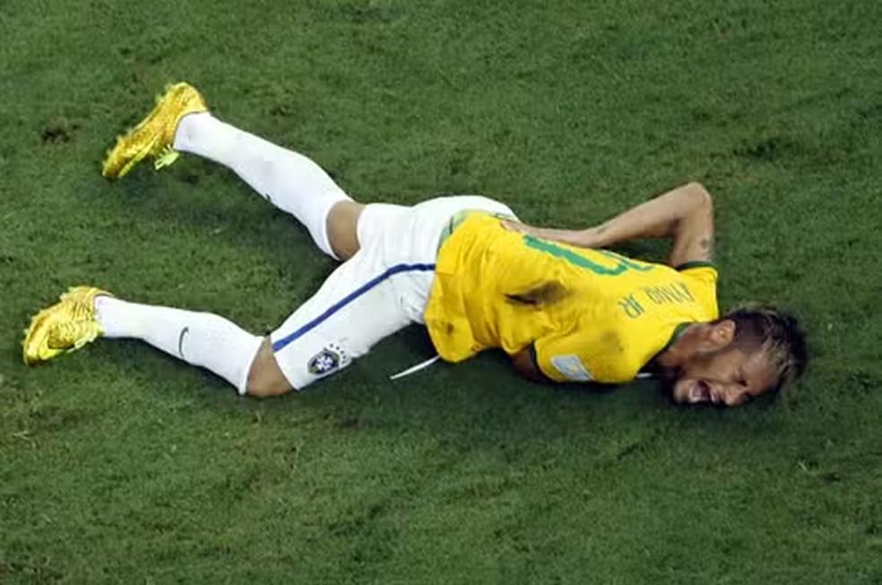 Neymar grita de dor após falta