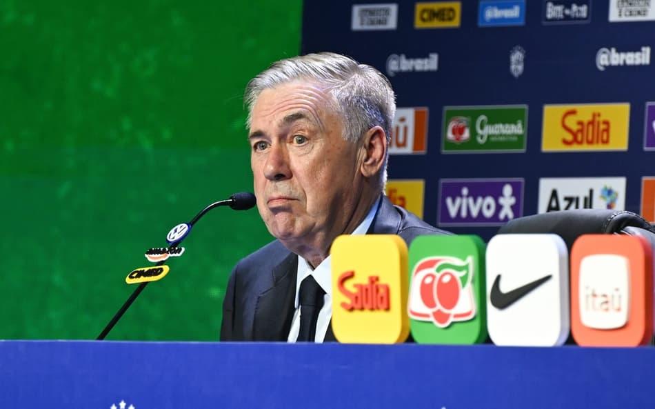 Carlo Ancelotti divulgando a lista dos convocados