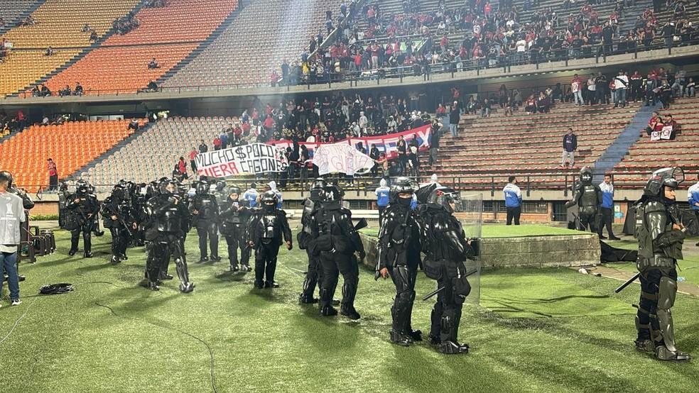 Polícia cerca gramado em Independiente Medellín x Flamengo