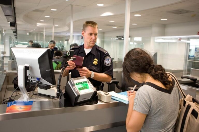 Nova regra do governo Trump exige que estrangeiros solicitem green card de seus países