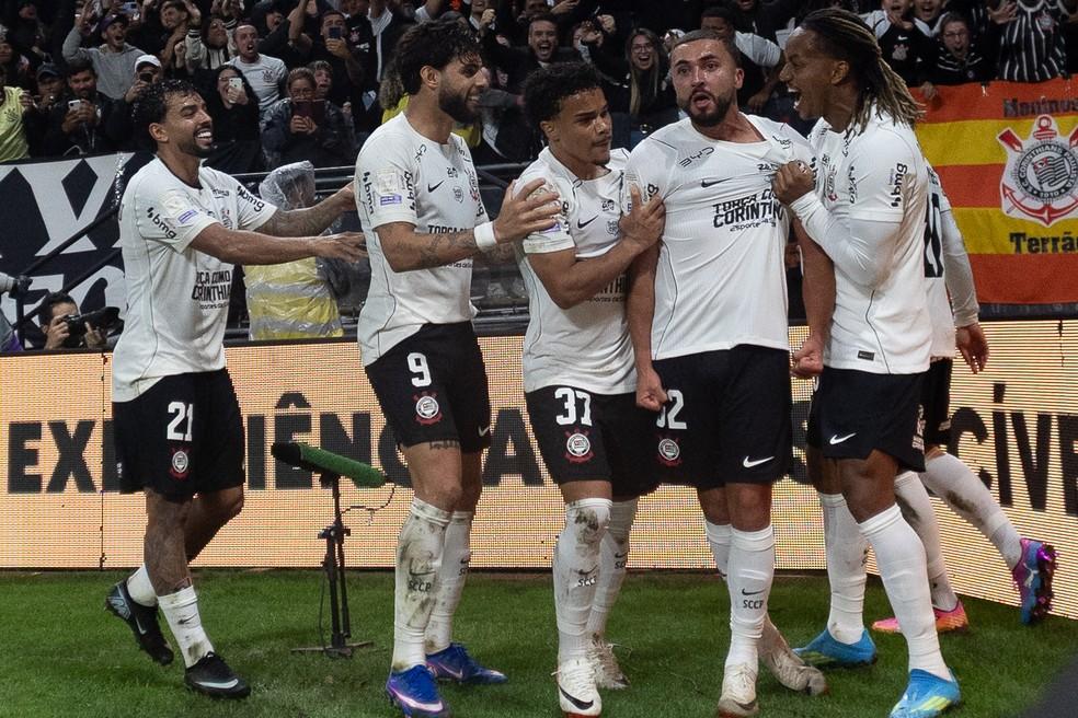 Zakaria Labyad comemora gol do Corinthians sobre o Atlético-MG