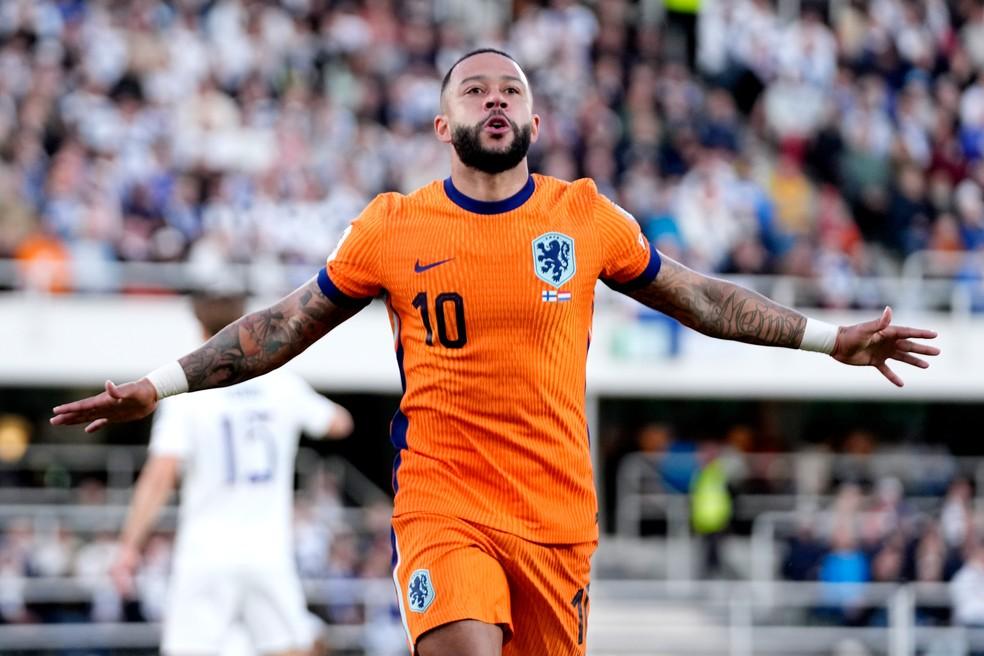 Memphis Depay comemora gol da Holanda
