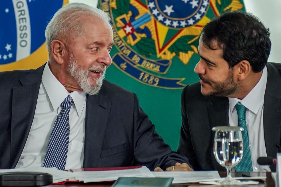 Lula conversa com Jorge Messias