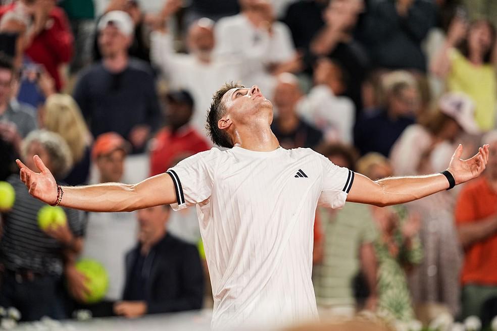 Jakub Mensik vibra após eliminar Andrey Rublev