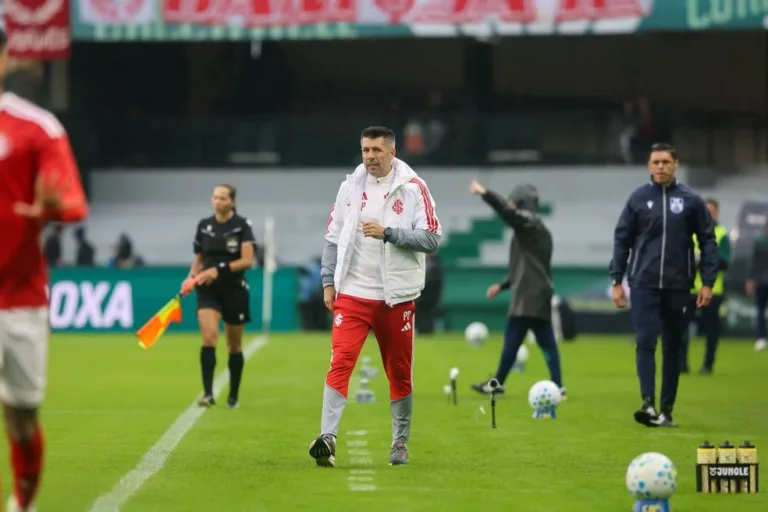 Inter Busca Empate Dramático com Coritiba em Jogo de Altos e Baixos