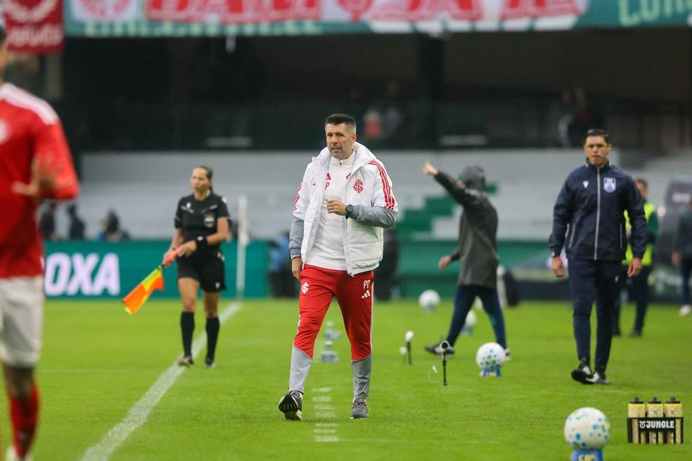 Paulo Pezzolano em jogo do Inter com o Coritiba