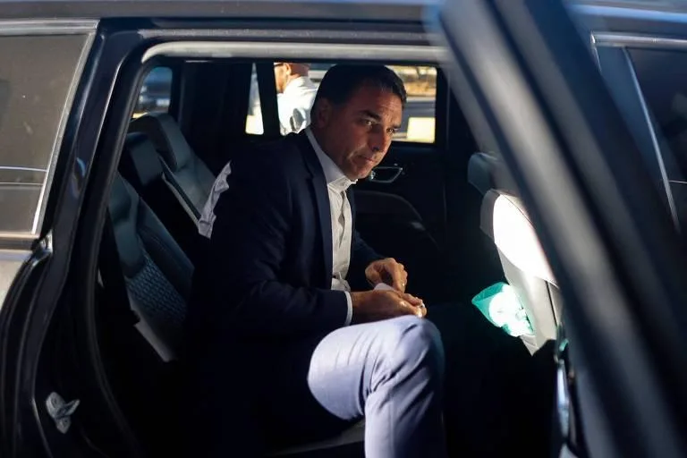 Flávio Bolsonaro e a Polêmica Visita a Daniel Vorcaro: O Que Isso Significa para a Pré-Campanha?