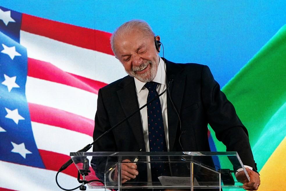 Lula fala com repórteres após a reunião
