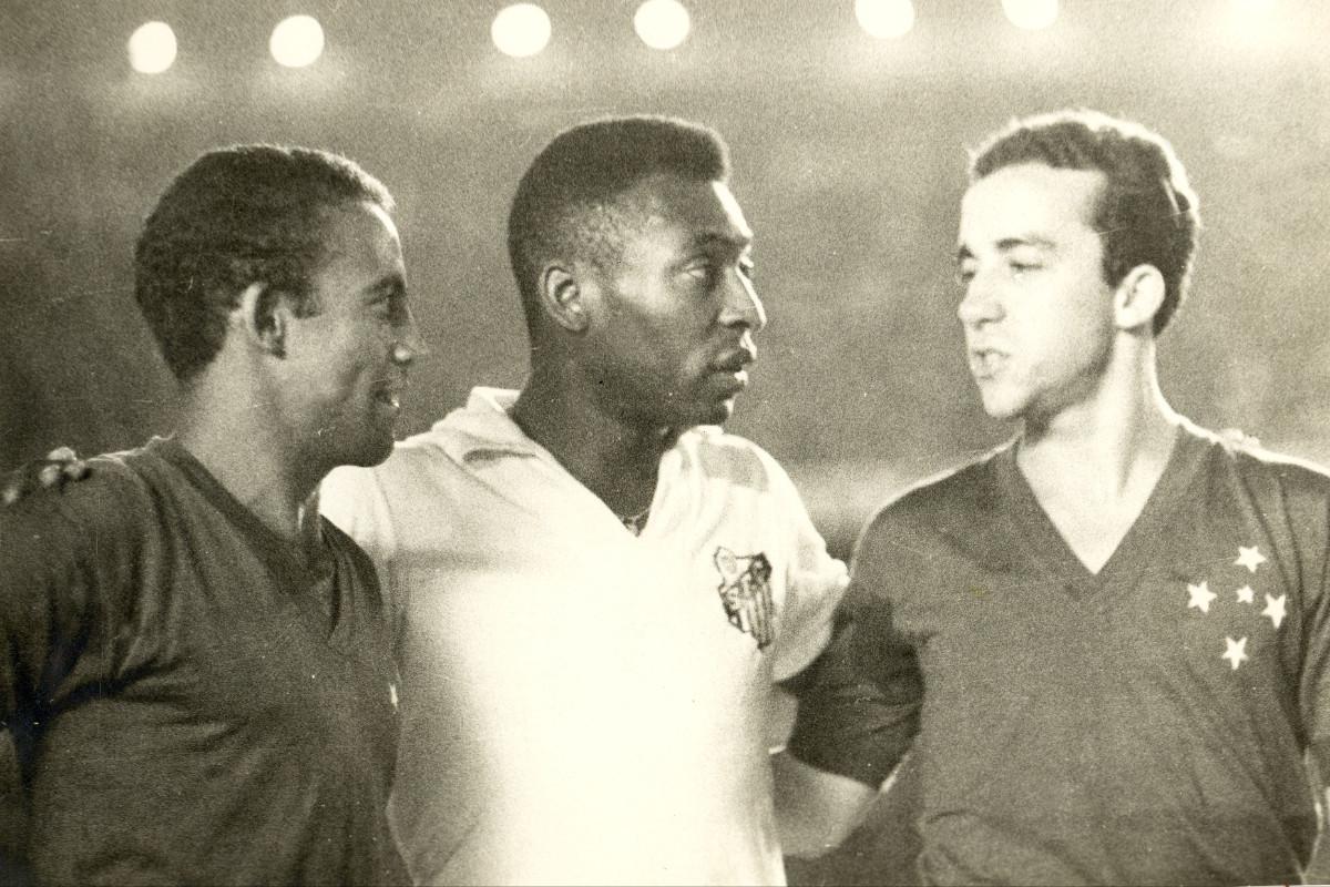 Dirceu Lopes, Pelé e Tostão em jogo entre Cruzeiro e Santos pela Taça Brasil de 1966