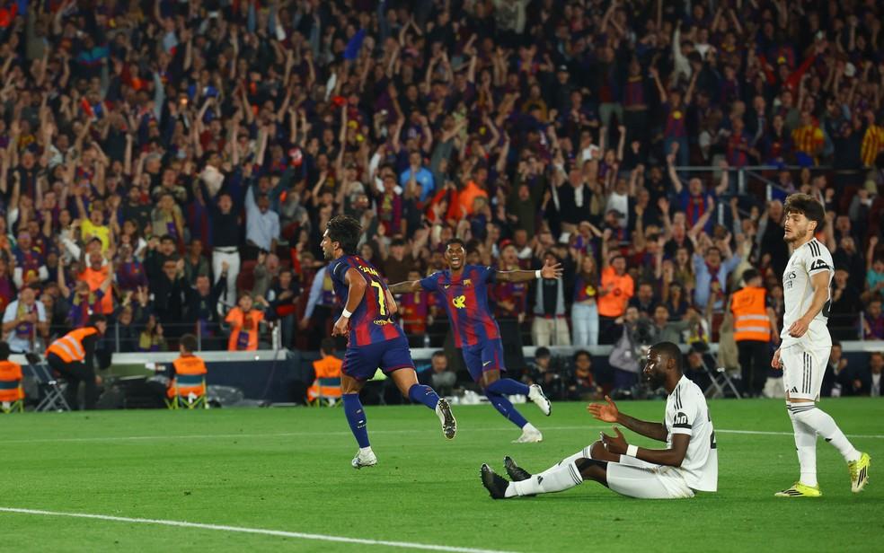 Ferrán Torres comemora após marcar o segundo gol do Barcelona contra o Real Madrid