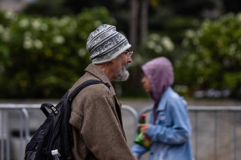 Homem idoso caminha ao ar livre em São Paulo